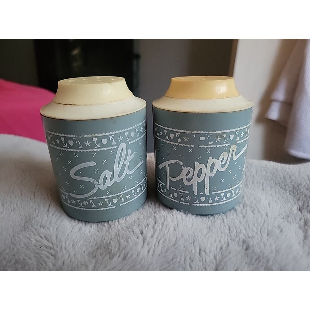 country goose blue plastic salt pepper shakers used